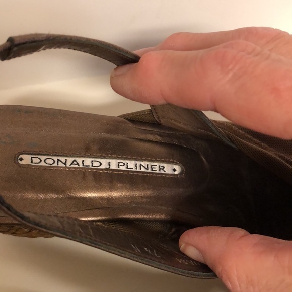 Donald J Pliner cross strap wedge slide. Sz 7 1/2N - Picture 3 of 9